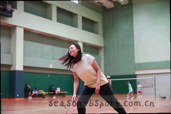 球队资料下载栏目预览，包含花名册、战术板和历史战绩分类